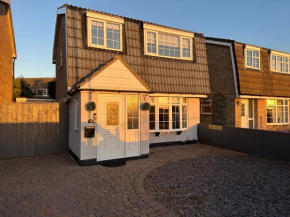 Stunning 3 Bedroom Dutch barn cottage with parking